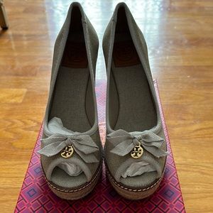 Never Worn 110mm Tory Burch Jackie Wedge Espadrille Peep Toe Sandal Size 8 w/box